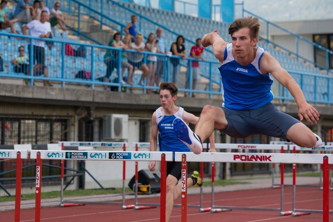 Atleta AK Gorica v teku čez ovire